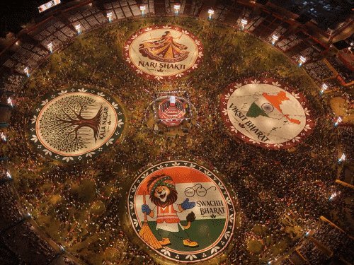 વડોદરામાં 46,818 ખેલૈયાઓએ એકસાથે ગરબે ઘૂમીને રચ્યો ગિનિસ વર્લ્ડ રેકોર્ડ