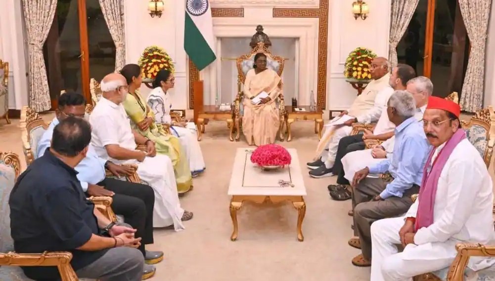 વિપક્ષી પ્રતિનિધિમંડળે રાષ્ટ્રપતિને મળી વોટ ચોરીની ચિંતા રજૂ કરી, રાહુલ ગાંધી બોલ્યા- પુરાવા આપશું