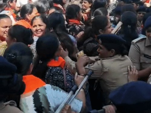 અમદાવાદ: ભાજપ મહિલા મોરચકાનું કોંગ્રેસ કાર્યાલય પર વિરોધ પ્રદર્શન, પોલીસ સાથે ઘર્ષણ