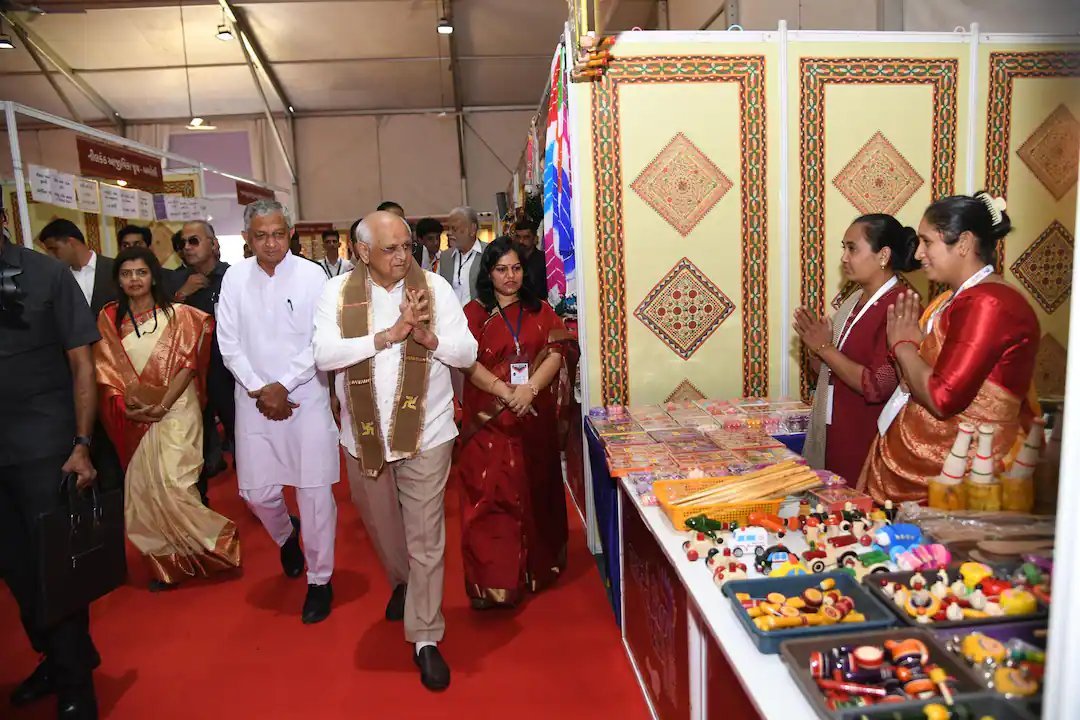 નવરાત્રિ પર મહિલાઓને મોટી ભેટ: 18 હજાર ગામોમાં અમૂલ મિલ્ક પાર્લર, 136 ગ્રામહાટ શરૂ