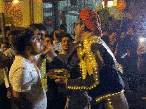 અમિતાભ બચ્ચનના 84મા જન્મદિવસે 'જલસા' બહાર ચાહકોનો જશ્ન, ગુજરાતના 'અમિતાભ' પિનાકિન પણ પહોંચ્યો