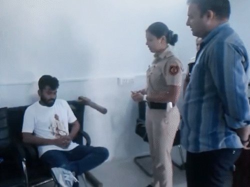 દાદીના અવસાનના સમાચાર મળતાં જ અભિજીત દીપકેએ અંતિમ સંસ્કારમાં જવાની ના પાડી, દિલ્હી પોલીસે કસ્ટડીનો વીડિયો જાહેર કર્યો