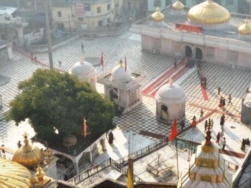 જ્વાળાદેવી શક્તિપીઠ: ગર્ભગૃહમાં પ્રતિમા નહીં, ખડકોમાંથી નીકળતી 9 પ્રાકૃતિક જ્યોતિઓની પૂજા