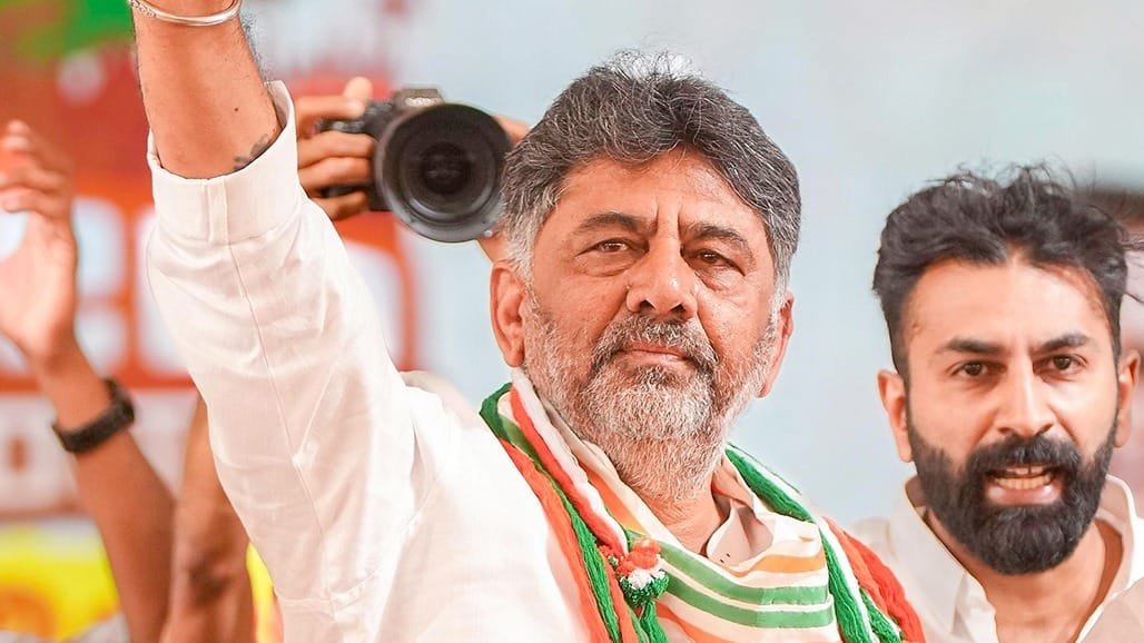 કર્ણાટકમાં રાજકીય ખેંચતાણ: ભાજપનો 25 ધારાસભ્યો જોડાવાનો દાવો, ડીકે શિવકુમારનો જવાબ
