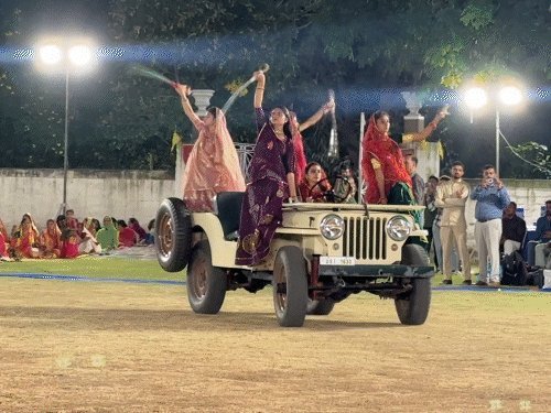 રાજકોટમાં 200 ક્ષત્રિય બહેનોનો શૌર્ય રાસ: બાઇક-જીપ પર ઊભા રહી તલવારબાજી કરી
