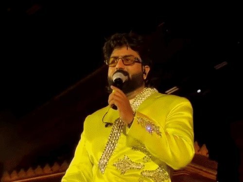 લોકગાયક ઉમેશ બારોટ: 'સુરતના ખેલૈયા નહીં થાકે ત્યાં સુધી હું પણ નહીં થાકું'