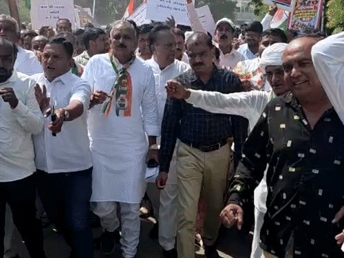 પાટણ કોંગ્રેસ કાર્યાલય વિવાદ: ધારાસભ્ય કિરીટ પટેલ અને સાંસદ ગેનીબેન ઠાકોરની રેલી, 326 કલમ રદ કરવાની માંગ