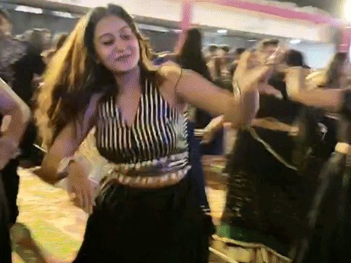 નવરાત્રિની ચોથી રાત્રે સુરતમાં કિરણ ગજેરાનો જાદુ, વડોદરામાં કૈરવી બુચ-અતુલ પુરોહિતે ખેલૈયાઓને ડોલાવ્યા
