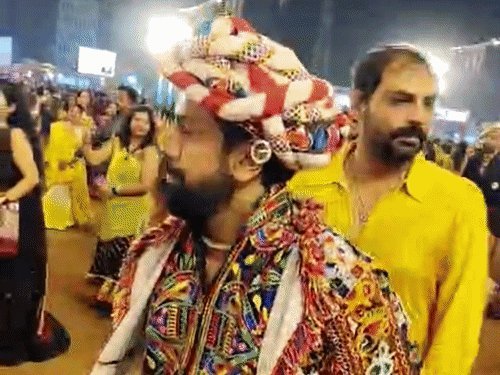 પાંચમા નોરતે વડોદરામાં મિત્ર ગઢવી ગરબે ઘૂમ્યા, અમદાવાદ-સુરત-રાજકોટમાં પણ ખેલૈયાઓની ભીડ