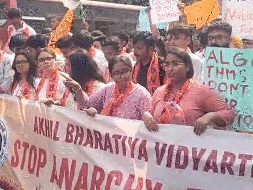 SIR વિવાદ પર ABVPનો કોંગ્રેસ વિરોધ: અમદાવાદમાં રાજીવ ગાંધી ભવન પાસે ધરણું, પોલીસ સાથે ઘર્ષણ