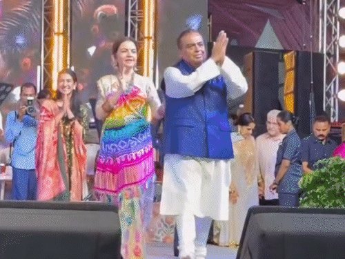 જામનગરમાં અંબાણી પરિવારની નવરાત્રિ ઉજવણી: નીતા, અનંત અને રાધિકાએ ગરબા રમીને માહોલમાં ચાર ચાંદ લગાવ્યા