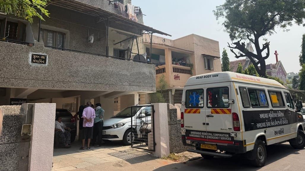 અમદાવાદના ખોખરામાં બંધ ફ્લેટમાંથી બેગમાં મળી 60 વર્ષીય વૃદ્ધાની લાશ, હત્યાની આશંકા