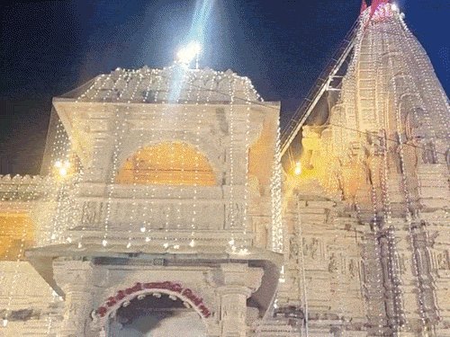 રૂપાલમાં વરદાયિની માતાની પલ્લી નીકળી, 27 ચોકમાં ભ્રમણ; લાખો ભક્તો ઉમટ્યા