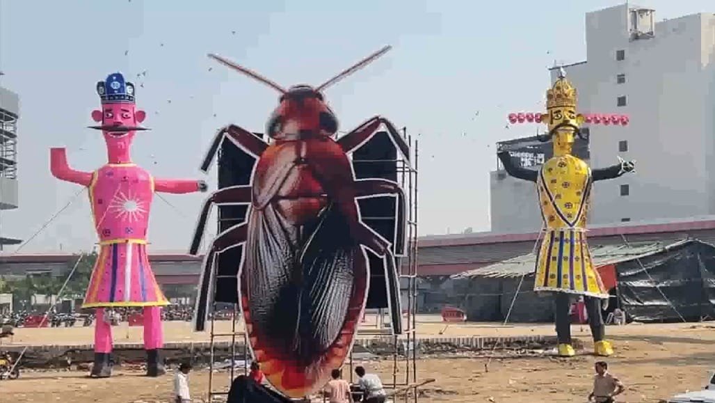 દિલ્હીમાં દશેરા પર રાવણ સાથે 30 ફૂટના 'કોકરોચ' પૂતળાનું દહન, CJPનો જવાબ- 'ફ્રી પબ્લિસિટી માટે આભાર'