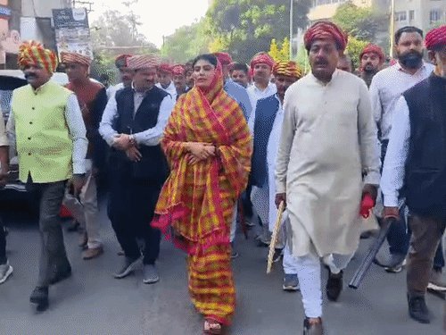 જામનગરમાં વિજયાદશમીએ શસ્ત્રપૂજન: શિક્ષણમંત્રી રિવાબા જાડેજાએ રિવોલ્વરની પૂજા કરી પરંપરા નિભાવી