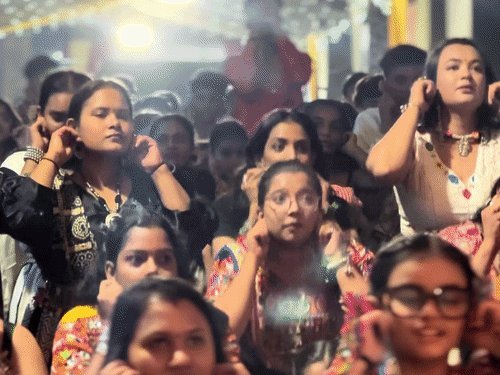 સુરતમાં નવરાત્રિ વિદાય વેળાએ ભક્તોએ કાન પકડીને માતાજીને ક્ષમા માંગી, ભાવુક દ્રશ્યો