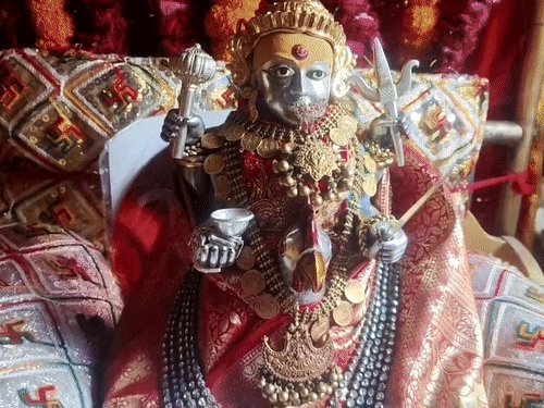 બહુચરાજીમાં દશેરા પર 300 કરોડનો નવલખો હાર પહેરાવાયો, પોલીસનું ગાર્ડ ઓફ ઓનર