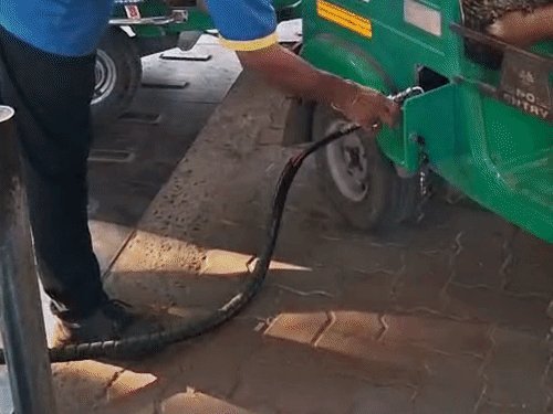 અમદાવાદમાં CNG ભાવમાં ફટકો: અદાણી ગેસ પ્રતિ કિલો ₹4.45 મોંઘું, નવો ભાવ ₹98.47