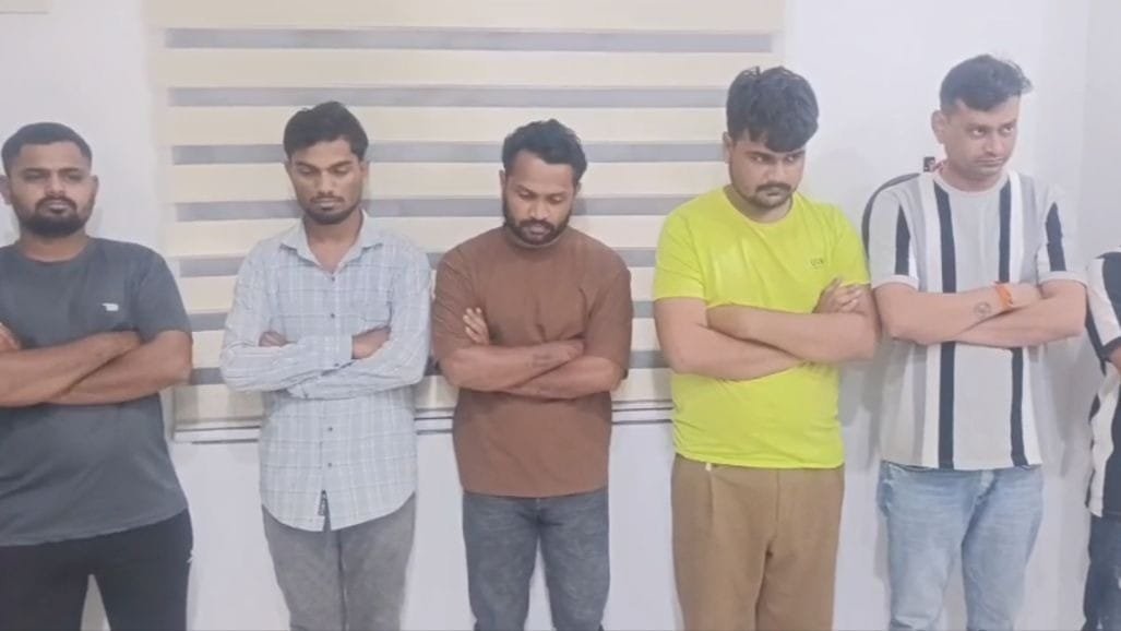 રાજકોટમાં ફેક વેબસાઇટ દ્વારા કરોડોનું કૌભાંડ: 10 વર્ષની ધરપકડ, 5 ફરાર