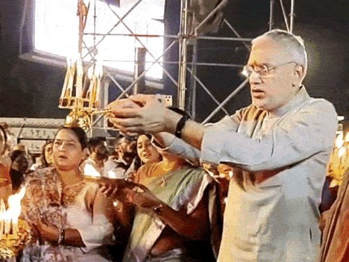 કાંકરિયા લેકફ્રન્ટ પર 'કાંકરિયાનો ગરબો': 1000થી વધુ દિવ્યાંગો અને શહેરીજનોએ ટ્રેડિશનલ ડ્રેસમાં ગરબા રમ્યા
