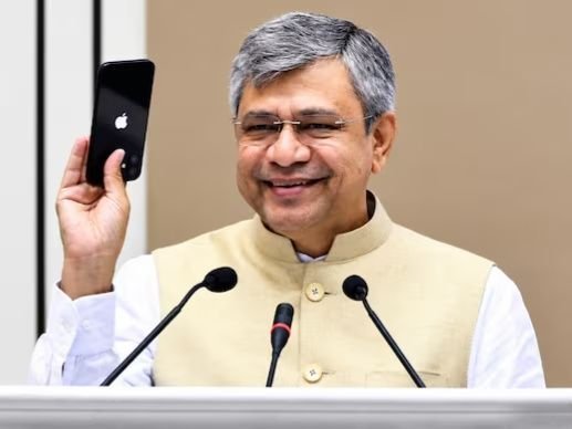 iPhone PLI વિવાદ: અશ્વિની વૈષ્ણવે કહ્યું—₹19,000 કરોડ આપ્યા, બદલામાં ₹3.25 લાખ કરોડનો ટેક્સ મળ્યો