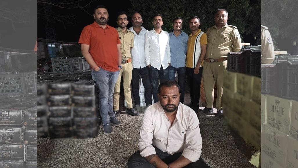જામનગર: ભાજપ કોર્પોરેટરના પુત્રના ગોડાઉનમાંથી 19,522 વિદેશી દારૂની બોટલ ઝડપાઈ, 10 ફરાર