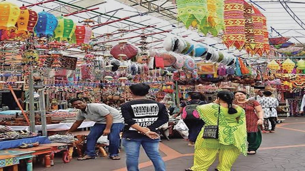 દિવાળીના બજારમાં મંદી: વેપારીઓ પૈસાની રાહમાં, નોકરિયાત વર્ગ બોનસ-પગારની રાહમાં