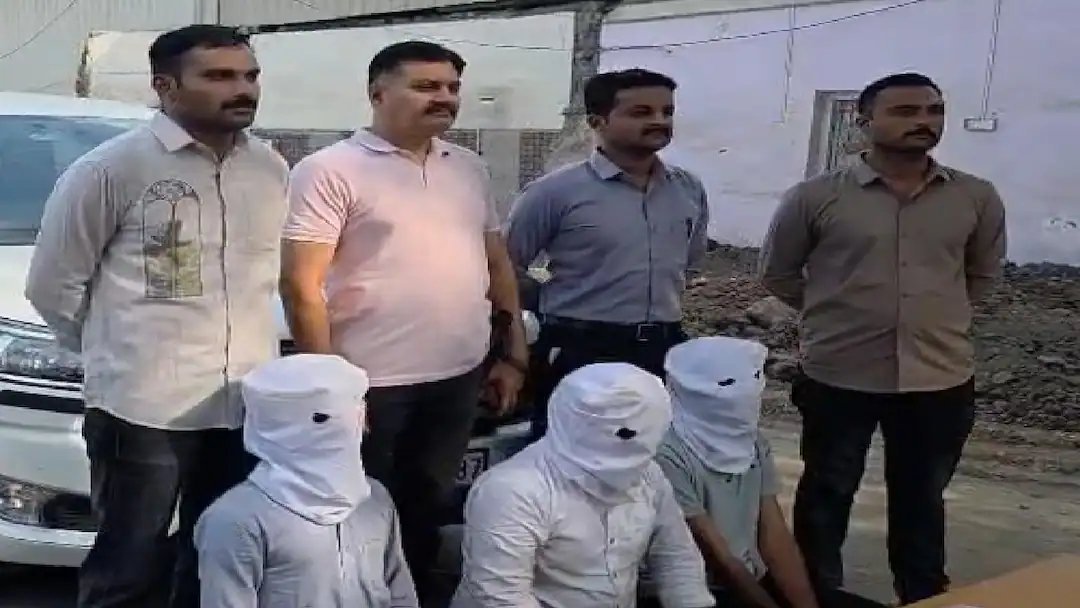 સુરત: નકલી પોલીસ બની ખંડણી, 4 લાખ પડાવ્યા; ચાર આરોપી ઝડપાયા