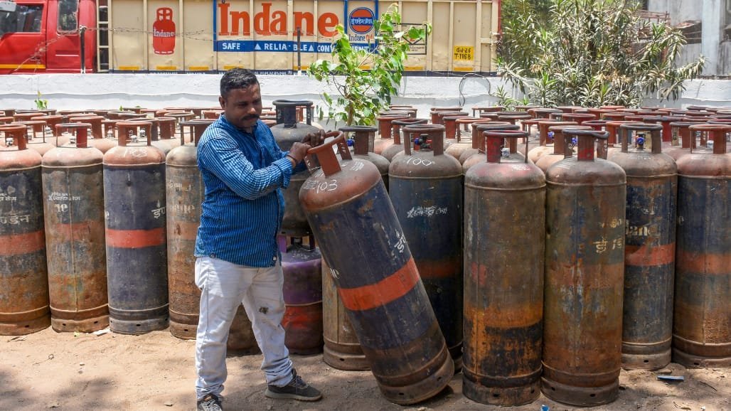 1 સપ્ટેમ્બરથી કોમર્શિયલ LPG સિલિન્ડર ₹9.50 મોંઘો, ઘરેલુ ગેસના ભાવ સ્થિર