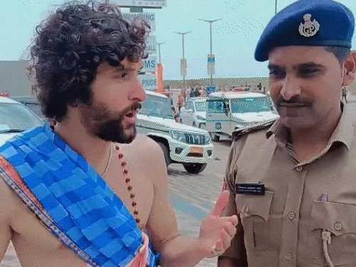 દ્વારકામાં અમેરિકન પ્રવાસીનું ગુમ થયેલું પર્સ પોલીસે 60 મિનિટમાં શોધી આપ્યું
