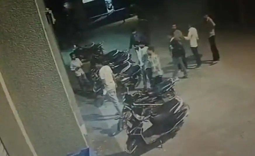 અમદાવાદ: વટવા GIDCમાં કંકોત્રી ન આપવા બદલ બે ભાઈઓ પર હુમલો