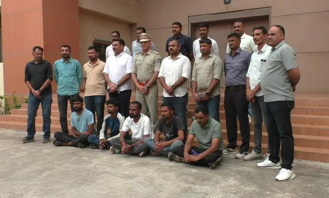 મોરબી: નકલી વિદેશી દારૂ બનાવતી ફેક્ટરી ઝડપાઈ, 5 ઝડપાયા, મુખ્ય આરોપી ફરાર