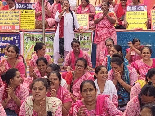 આંગણવાડી બહેનોનો અમદાવાદમાં બે દિવસીય ધરણાં: વેતન વધારાની માંગ