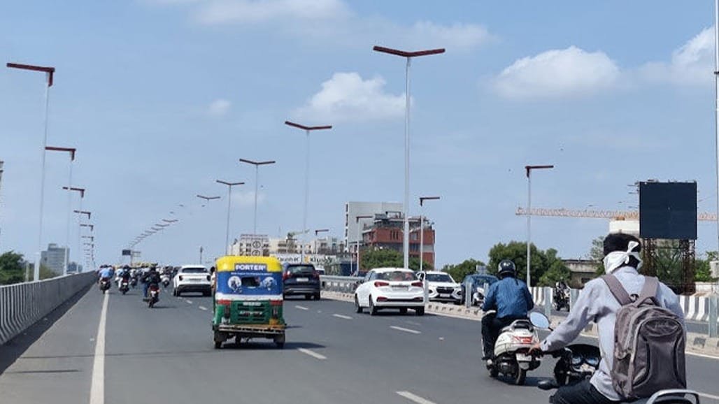 અમદાવાદમાં ટ્રાફિક કેપ્સ્યુલ ફોર્મ્યુલા વધુ સ્થળોએ લાગુ, ઈસનપુર ચાર રસ્તા પર કટ બંધ