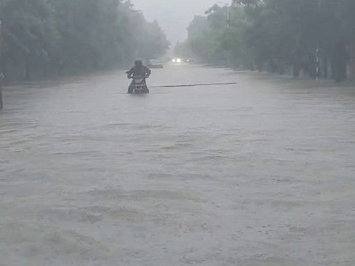 અમદાવાદમાં ભારે વરસાદ: સિંધુ ભવન રોડ પર અડધું બાઇક ડૂબે એટલું પાણી, વાહનવ્યવહાર ખોરવાયો