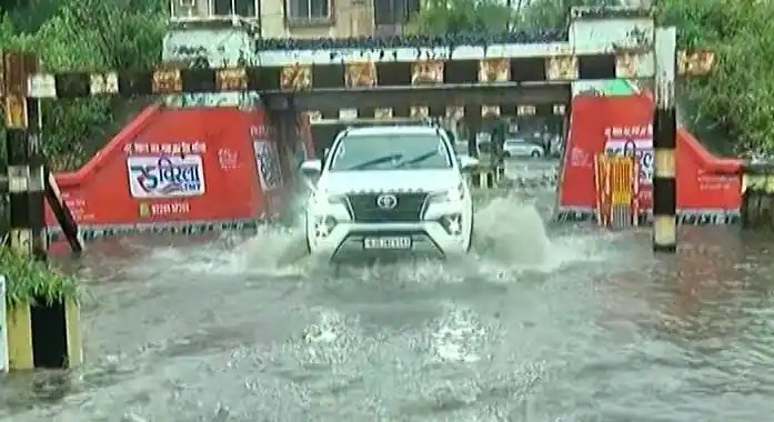રાજકોટમાં મહિના બાદ મેઘમહેર, ગણેશ સ્થાપનાના દિવસે શહેર અને ગ્રામ્ય વિસ્તારોમાં તોફાની વરસાદ
