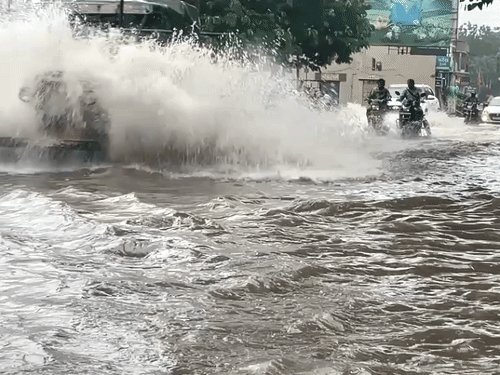 રાજકોટમાં એક કલાકમાં પોણા બે ઈંચ વરસાદ: નીચાણવાળા વિસ્તારોમાં પાણી ભરાયા