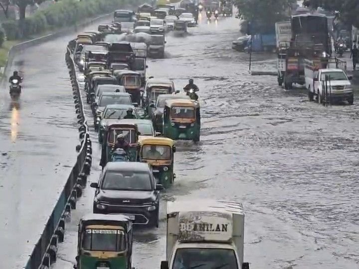 સુરતના ઉધના-નવસારી રોડ પર ભારે વરસાદથી પાણી ભરાયા, વાહનચાલકો પરેશાન