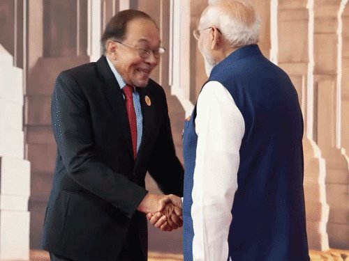 BRICS સમિટમાં મલેશિયાના PM અનવર ઇબ્રાહિમની બોલિવૂડ ડિપ્લોમસી વાયરલ, મોદી-પુતિન સાથેના ફોટા પર ગીતો લગાવ્યા