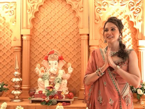 ઈશા કોપીકરના ઘરે ટિટવાલાના ગણપતિ બિરાજ્યા, દક્ષિણ મંદિર થીમમાં થયું ડેકોરેશન