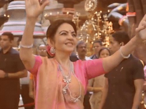 અંબાણી પરિવારના ગણેશ વિસર્જનમાં શ્લોકા-રાધિકાનો ડાન્સ વાયરલ, નીતાના દંડવત પ્રણામ