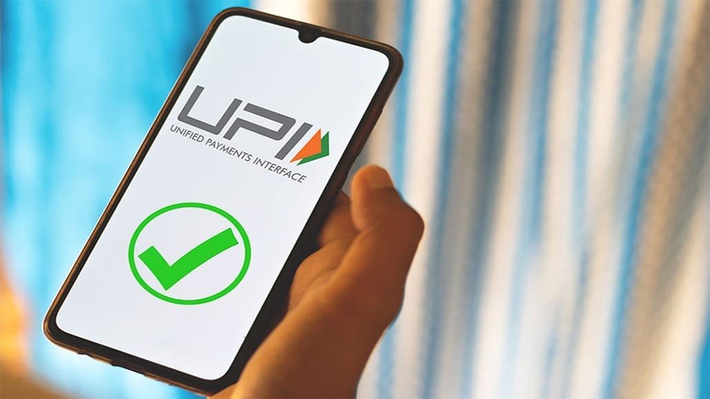 UPI પર 0.40% MDR ચાર્જ: વેપારીઓ ગ્રાહકો પાસેથી વસૂલવાની તૈયારીમાં, નાણામંત્રાલયે રોકડ વ્યવહાર વધવાનો ભય નકાર્યો
