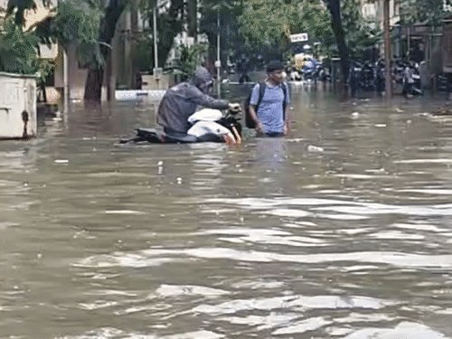 વેજલપુરમાં સામાન્ય વરસાદમાં જ કમરસમા પાણી, રહેવાસીઓ પરેશાન