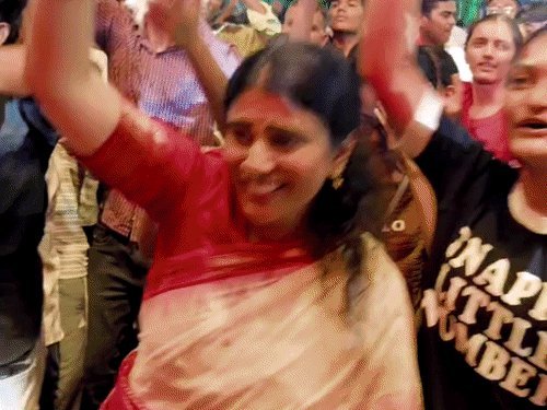 જામનગરમાં ભજન સંધ્યા: શિક્ષણ મંત્રી રિવાબા જાડેજાએ યુવાનો સાથે કૃષ્ણભક્તિમાં નૃત્ય કર્યું