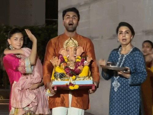 ગણેશ વિસર્જન: રણબીર-આલિયાએ નીતૂ સાથે બાપ્પાને વિદાય આપી, એકતા કપૂરના ઘરે સેલેબ્સની ભીડ