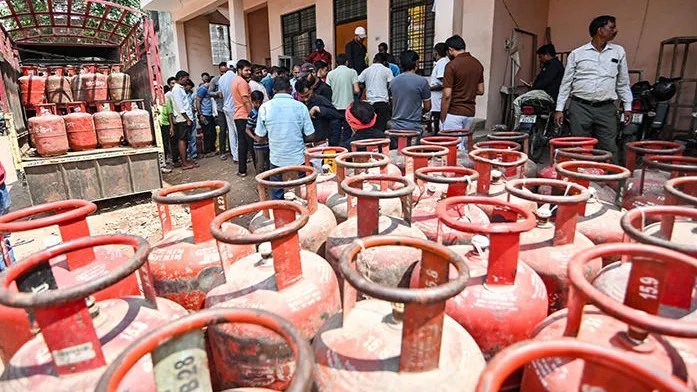 LPG સબસિડી: 1 ઓક્ટોબરથી બાયોમેટ્રિક આધાર ઓથેન્ટિકેશન ફરજિયાત, 89.9% ગ્રાહકોએ પ્રક્રિયા પૂર્ણ કરી