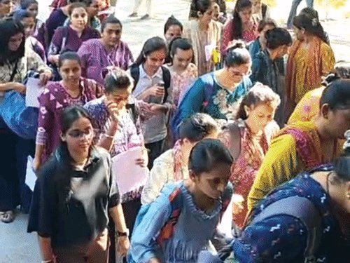 TAT (S) મુખ્ય પરીક્ષા: રાજ્યભરમાં 75,000થી વધુ ઉમેદવારો બેઠા, ચુસ્ત સુરક્ષા વચ્ચે પ્રથમ પેપર શરૂ