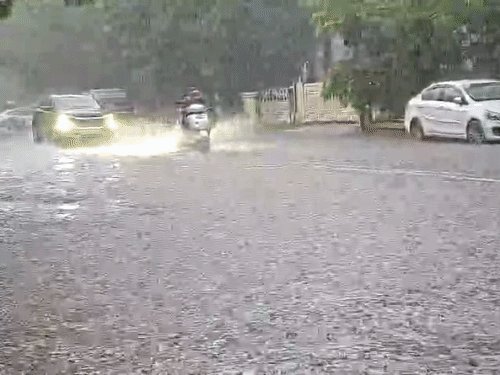 અમદાવાદમાં બપોર પછી અચાનક ભારે વરસાદ, પાલડી-વાસણા-ઓઢવમાં પાણી ભરાયા