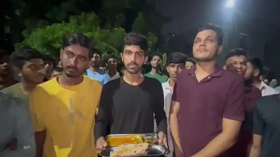 રાજકોટની એમજી હોસ્ટેલમાં ભોજનમાં જીવડા મળ્યાનો આરોપ, 250થી વધુ વિદ્યાર્થીઓ ધરણે