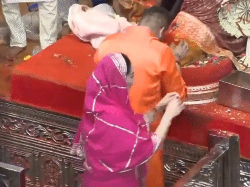 સંજય દત્ત અને માન્યતાએ લાલબાગચા રાજાના દર્શન કર્યા, પત્નીના માથા પર તિલક લગાવ્યું
